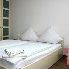 Apartment 104, Schlafzimmer 2 mit Doppelbett, Schrank, Kabel-TV