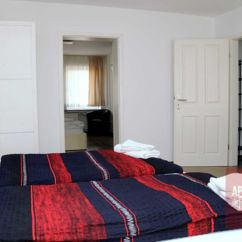 Apartment 104, Schlafzimmer 1 mit Doppelbett, Schrank, Tisch, Kabel-TV