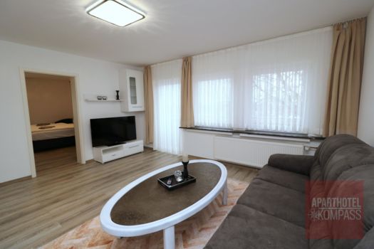 Apartment 301 - Schlafzimmer für 2 Personen, Wohnzimmer mit Sofa, Kabel-TV, Schlafzimmer mit Doppelbett, Küche, Duschbad und kleiner Balkon